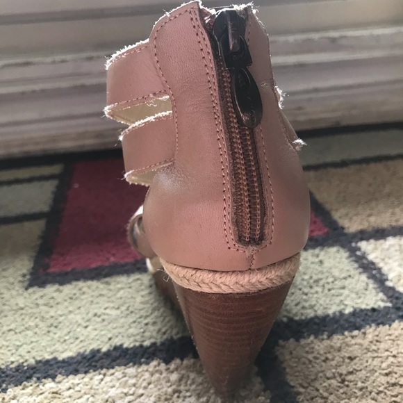 Tahari Wedge Heels. Size 7/‘2 Womens -Used - Picture 4 of 7